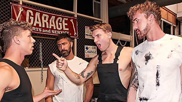 Entitled hoe with a tight body gets gangbanged