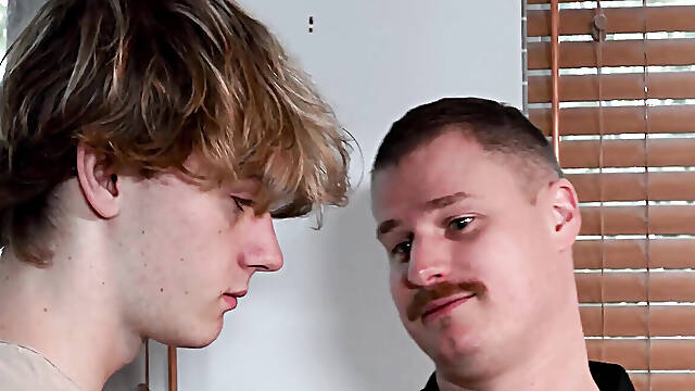 Mature Jordi Massive barebacks Skylar Finchh after slurping his ass