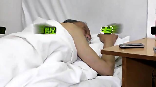 China old skinny dad shows ass and Masturbating