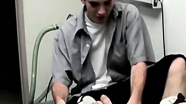 Twink gets foot cast put on then ripped off before cumming