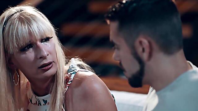 TS stepmom Jamie French lost ring but finds Dante Colles cock