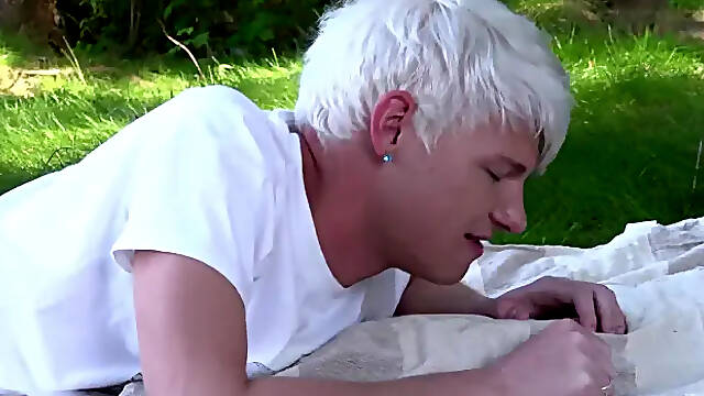 Bottle-Blond Takes it All in Threes