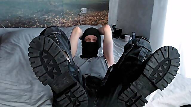 FEET DESIRE MILITARY BOOTS BELOW TAUT SKIN