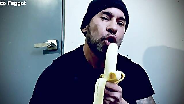 Chacal mexicano acepta hacer porno homo a cambio de algo de dinero