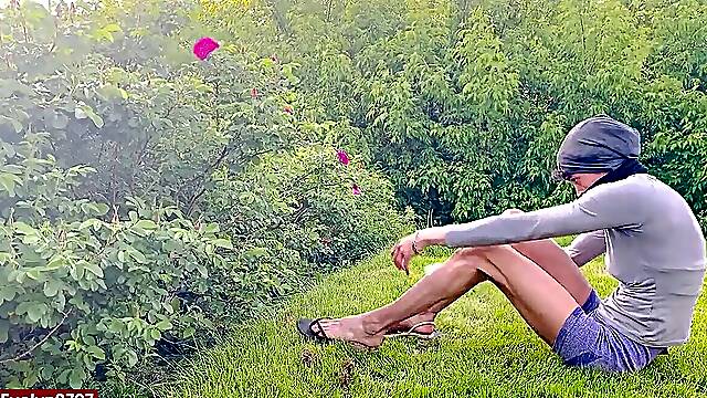 Public displaying in parc yoga shorts flip flops