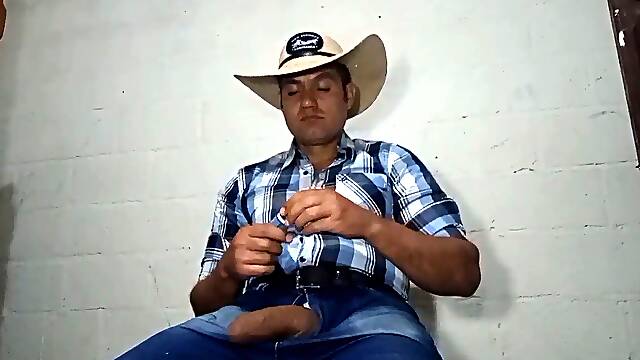 YURI GAÚCHO - PEÃO TARADO CURTINDO O TESÃO NO ALOJAMENTO - URSO DOTADO GOZADA FARTA