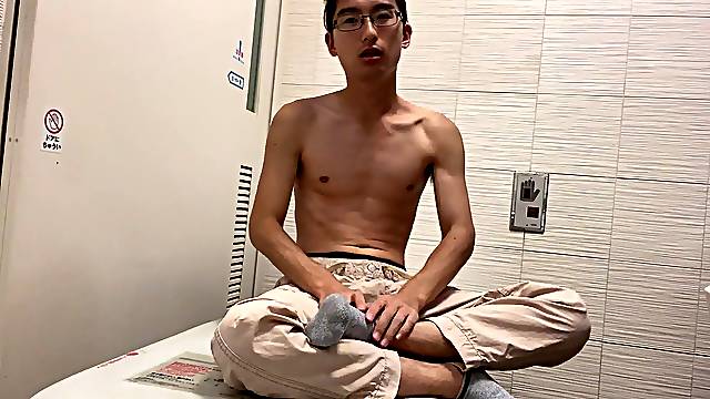 男子学生 駅のトイレで全裸になって全力オナニー 自分の手に大量に射精 顔出し、アナルも開いて見せつける 巨根 無修正 素人