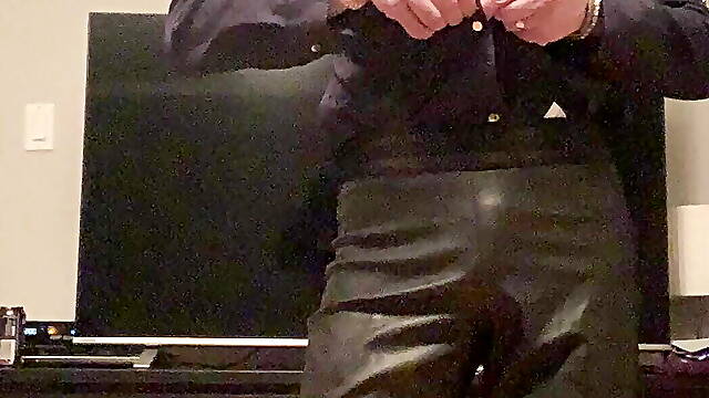 Cl&eacute;mence Dior presents: pleasure in leather leggings!