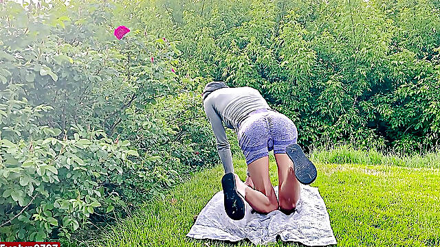 Public flashing in parc yoga shorts flip flops