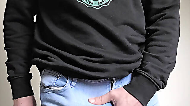 Stijve pik in skinny jeans