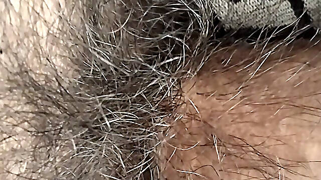 Room me muth mara hu