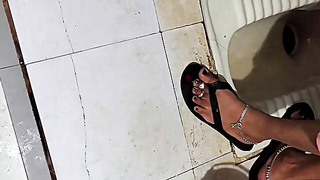 Dost ki wife ko mutate hue dekha to land khada ho gaya.