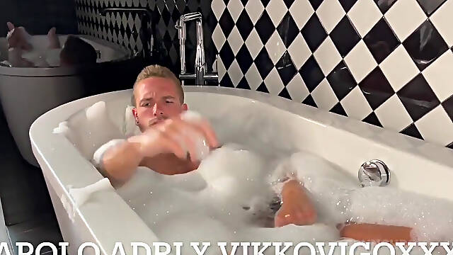Vikko Viggo used raw by Apolo Adrii inthe bathroom