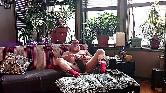 Bear Jerks off in Flip Flops - Bonus Feature Included at the End