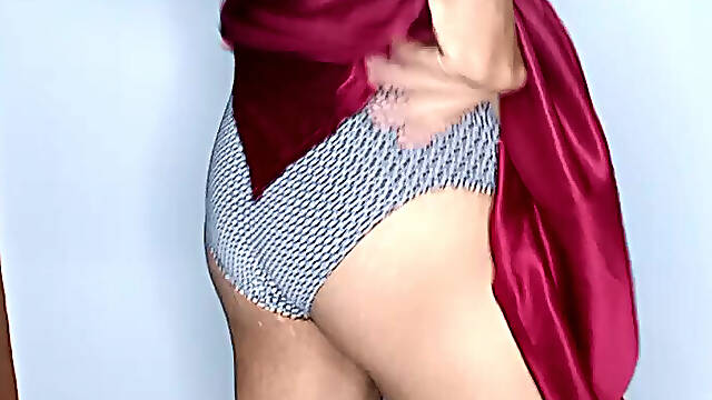 Stepmom removed bra panty wearing and feel her body and smail