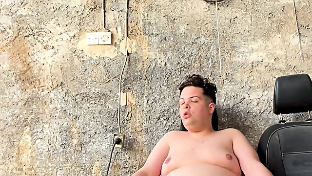 Chub fag jerking off outside