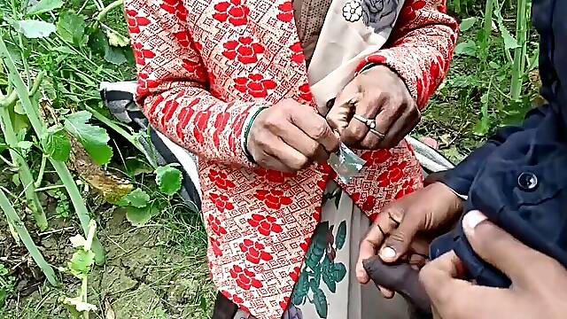 Malkin Khet Ghumne Gaye Thi Tab Majdur Ne Condom Laga Ke Chudai Kiya Aur Chut Me Ungli Suman Chilane Lagi Video Viral Hindi