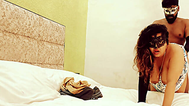 Service Dene Gaya Tha Lady Ko Aur Wo Girlfriend Ki Step-stepmom Nikli Ab GF Aur Saas Dono Ko Chodne Ko Mila.